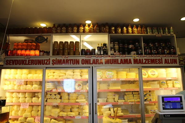 Foto - Karadeniz zekası iş başında! Bu şarküteriye giren kahkahalarla çıkıyor