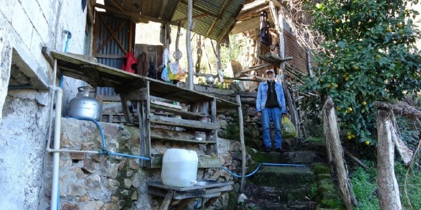 Foto - Karadeniz zekası yine konuştu! Dağ taş demedi, susuz dağa suyu getirdi! Bulduğu çözüm ise herkesi şaşkına çevirdi! Sen ne yaptın böyle Ali amca
