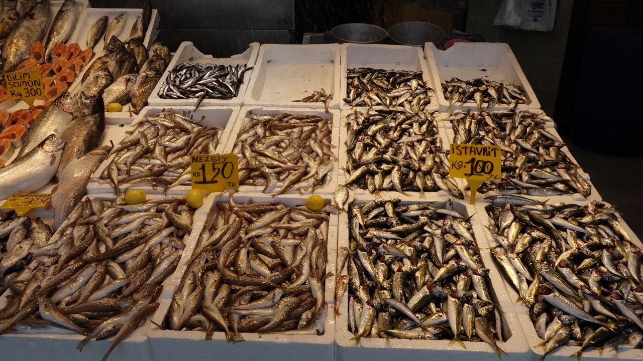 Foto - Karadeniz’de balık bereketi! Av yasağı bitti, tezgahlar şenlendi