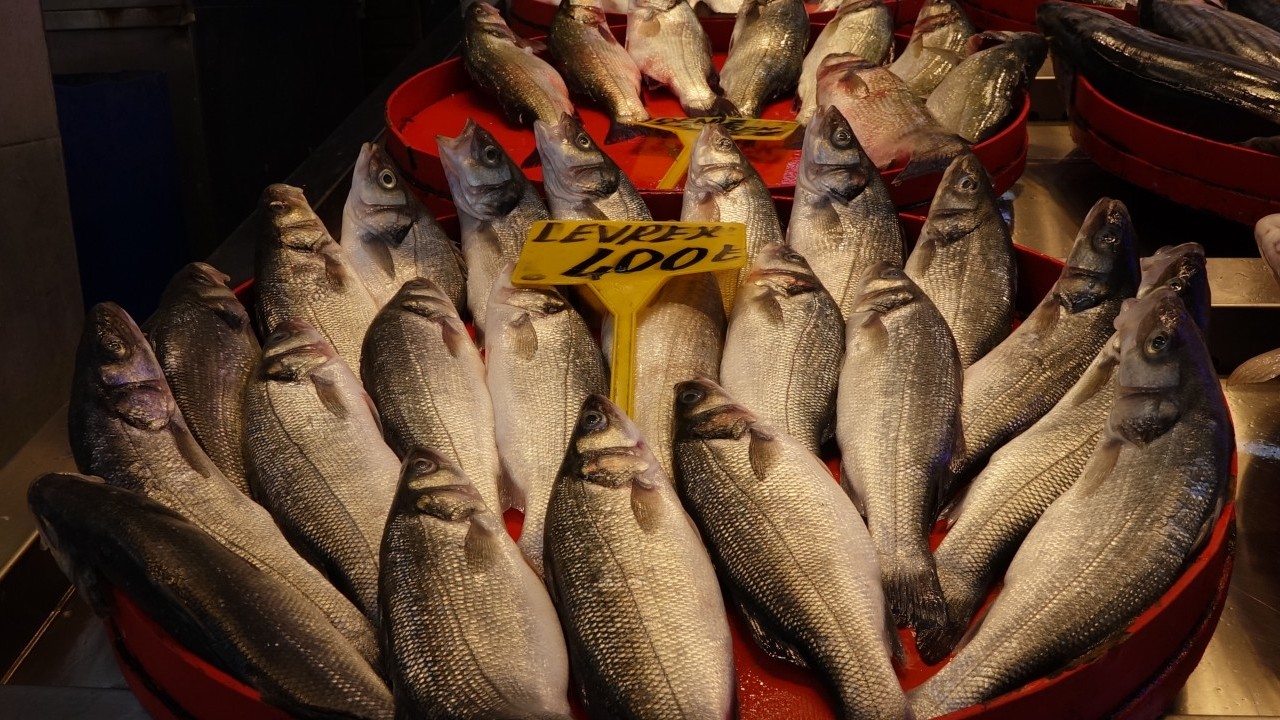 Foto - Karadeniz’de balık bereketi! Av yasağı bitti, tezgahlar şenlendi