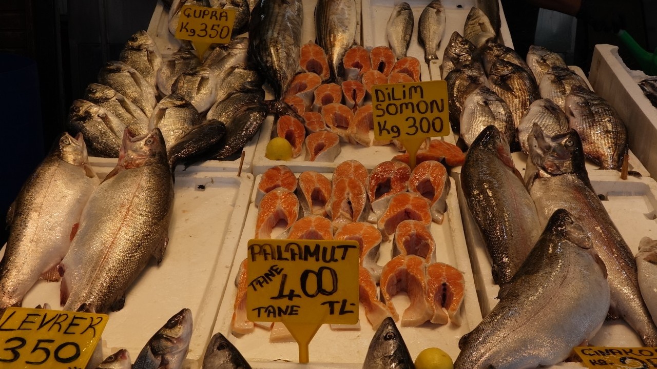 Foto - Karadeniz’de balık bereketi! Av yasağı bitti, tezgahlar şenlendi
