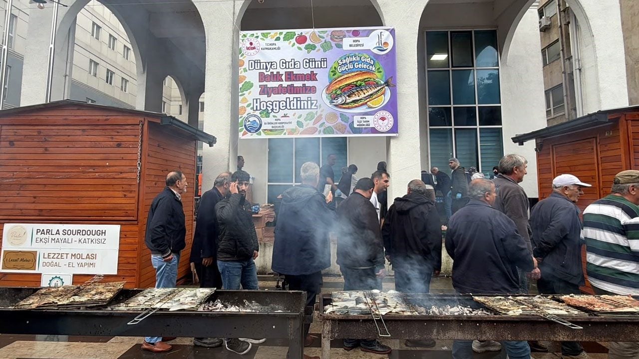 Karadeniz’de balık bolluğu Hopa’da ziyafete dönüştü