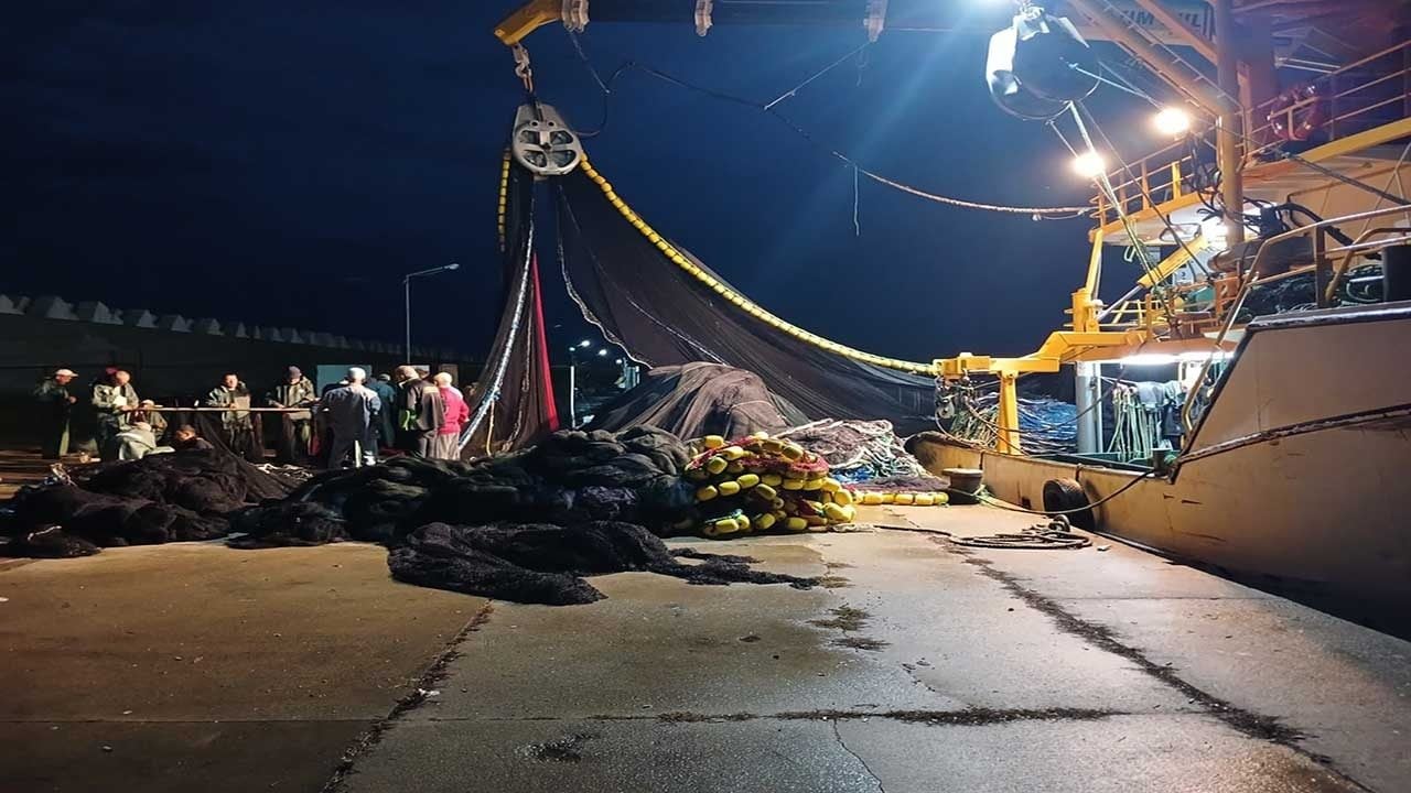 Foto - Karadeniz'de palamut bereketi ağları patlattı! Balıkçılar ekmek teknesi için balığa çıktı