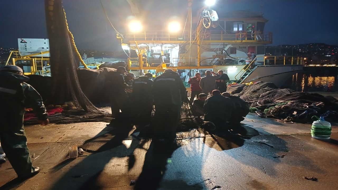 Foto - Karadeniz'de palamut bereketi ağları patlattı! Balıkçılar ekmek teknesi için balığa çıktı