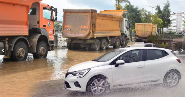 Foto - Karadeniz'de sel felaketi! Birçok kentte dereler taştı, yollar göle döndü