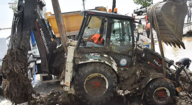 Foto - Karadeniz'de sel felaketi! Birçok kentte dereler taştı, yollar göle döndü