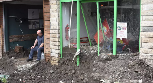 Foto - Karadeniz'de sel felaketi! Birçok kentte dereler taştı, yollar göle döndü