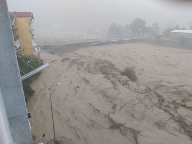 Foto - Karadeniz'de sel felaketi! Suyun yüksekliği 4 metreyi buldu! Haber alınamayan yerler var