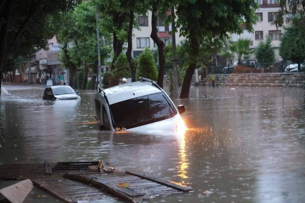 Foto - Karadeniz'de sel felaketi! Suyun yüksekliği 4 metreyi buldu! Haber alınamayan yerler var
