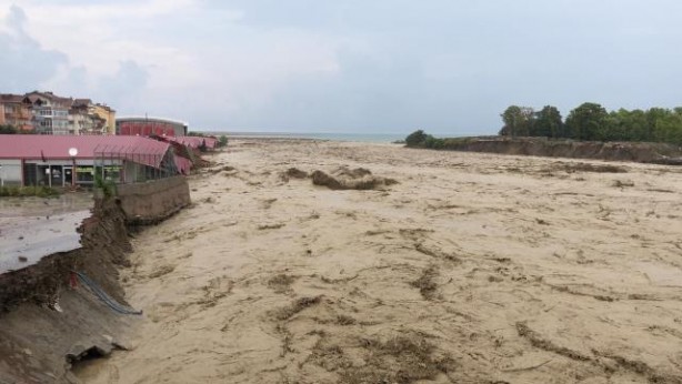 Foto - Karadeniz'de sel felaketi! Suyun yüksekliği 4 metreyi buldu! Haber alınamayan yerler var