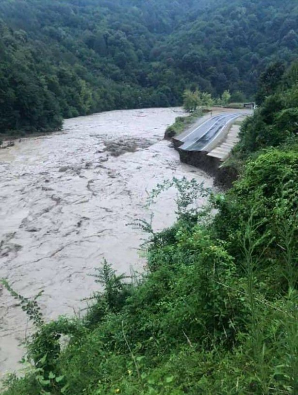 Foto - Karadeniz'de sel felaketi! Suyun yüksekliği 4 metreyi buldu! Haber alınamayan yerler var