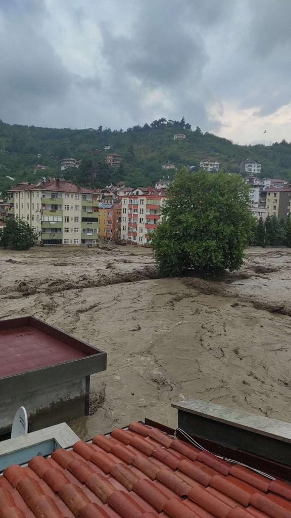 Karadeniz'de sel felaketi! Suyun yüksekliği 4 metreyi buldu! Haber alınamayan yerler var