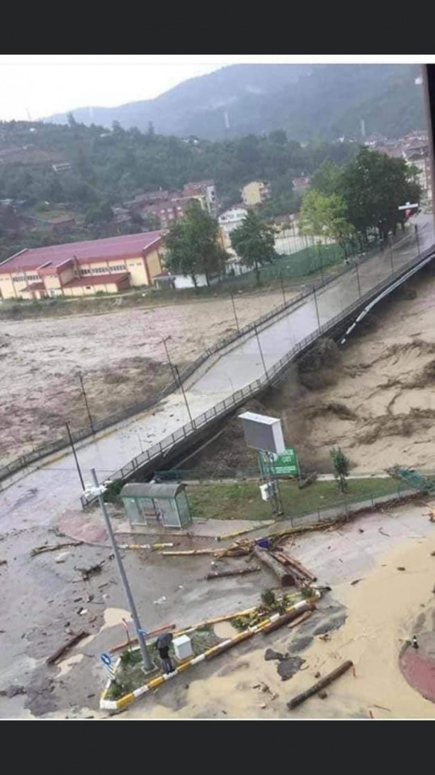 Foto - Karadeniz'de sel felaketi! Suyun yüksekliği 4 metreyi buldu! Haber alınamayan yerler var