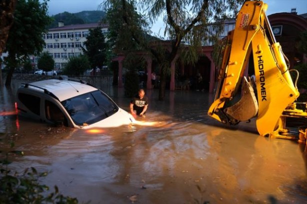Foto - Karadeniz'de sel felaketi! Suyun yüksekliği 4 metreyi buldu! Haber alınamayan yerler var