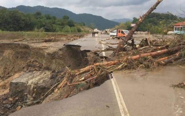 Foto - Karadeniz'de sel felaketi! Suyun yüksekliği 4 metreyi buldu! Haber alınamayan yerler var