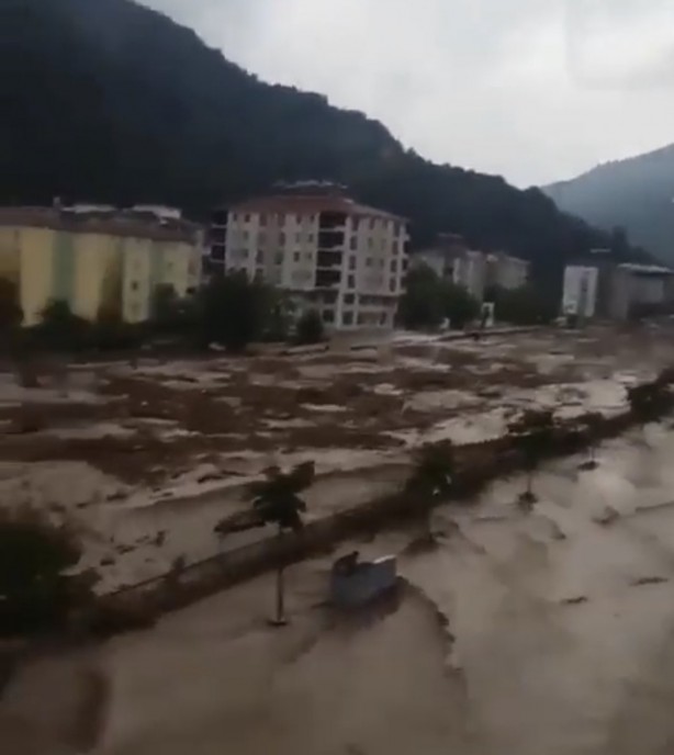 Foto - Karadeniz'de sel felaketi! Suyun yüksekliği 4 metreyi buldu! Haber alınamayan yerler var