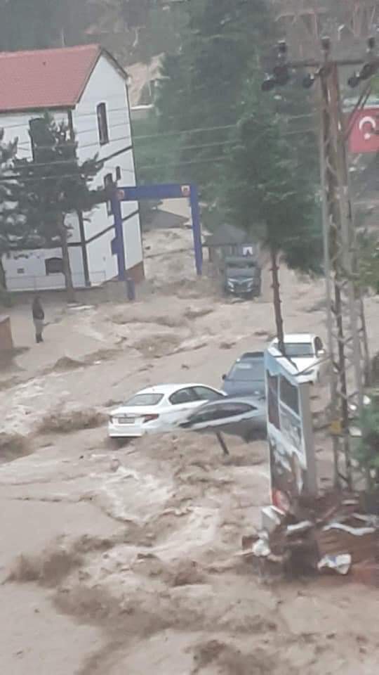 Foto - Karadeniz'de sel felaketi! Suyun yüksekliği 4 metreyi buldu! Haber alınamayan yerler var