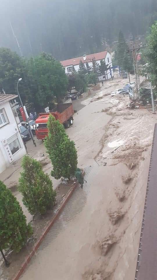 Foto - Karadeniz'de sel felaketi! Suyun yüksekliği 4 metreyi buldu! Haber alınamayan yerler var