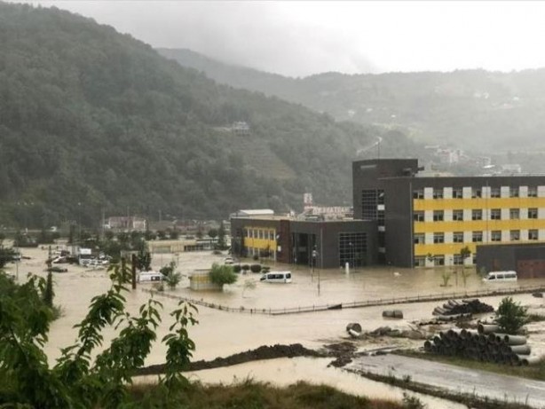 Foto - Karadeniz'de sel felaketi! Suyun yüksekliği 4 metreyi buldu! Haber alınamayan yerler var