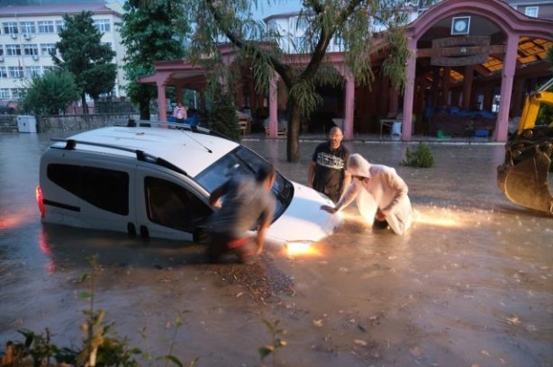 Foto - Karadeniz'de sel felaketi! Suyun yüksekliği 4 metreyi buldu! Haber alınamayan yerler var