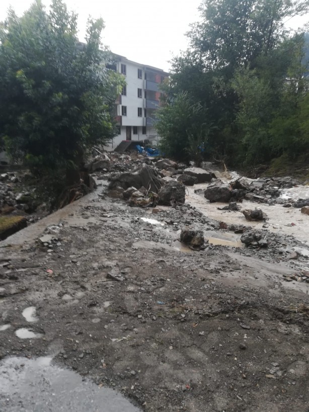 Foto - Karadeniz'de sel felaketi! Suyun yüksekliği 4 metreyi buldu! Haber alınamayan yerler var