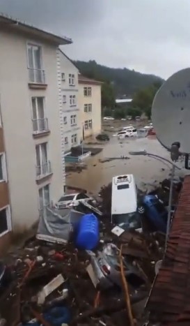Foto - Karadeniz'de sel felaketi! Suyun yüksekliği 4 metreyi buldu! Haber alınamayan yerler var
