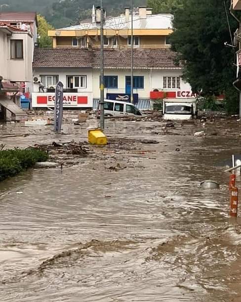 Foto - Karadeniz'de sel felaketi! Suyun yüksekliği 4 metreyi buldu! Haber alınamayan yerler var