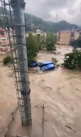 Foto - Karadeniz'de sel felaketi! Suyun yüksekliği 4 metreyi buldu! Haber alınamayan yerler var