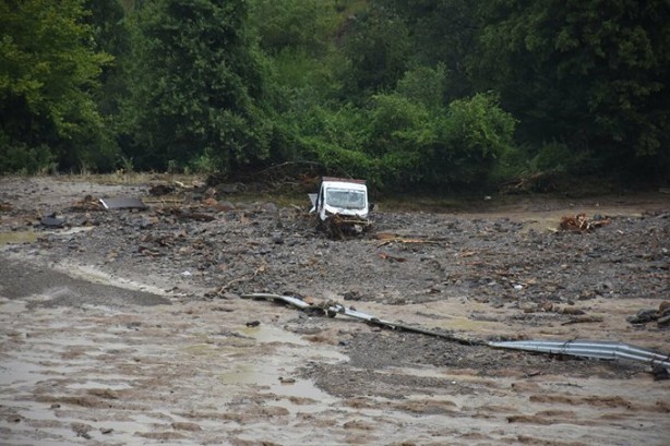 Foto - Karadeniz'de sel felaketi! Suyun yüksekliği 4 metreyi buldu! Haber alınamayan yerler var
