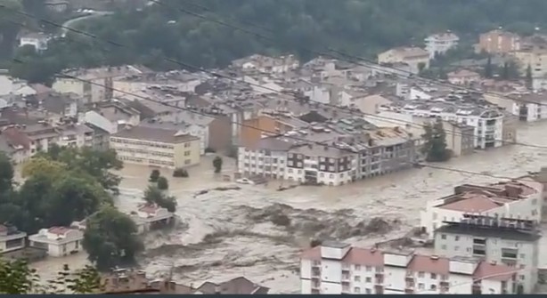 Foto - Karadeniz'de sel felaketi! Suyun yüksekliği 4 metreyi buldu! Haber alınamayan yerler var
