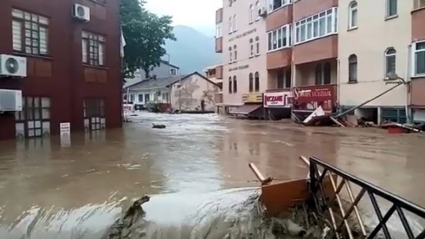 Foto - Karadeniz'de sel felaketi! Suyun yüksekliği 4 metreyi buldu! Haber alınamayan yerler var