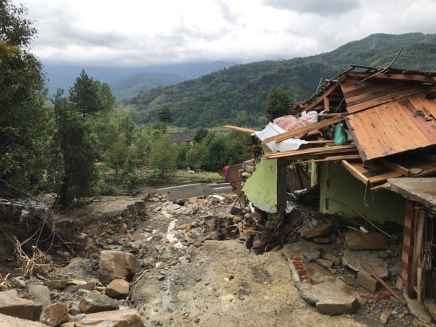 Foto - Karadeniz'de sel felaketi! Suyun yüksekliği 4 metreyi buldu! Haber alınamayan yerler var