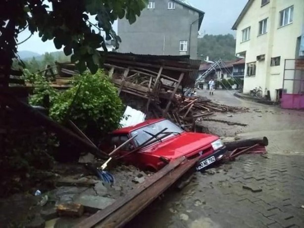 Foto - Karadeniz'de sel felaketi! Suyun yüksekliği 4 metreyi buldu! Haber alınamayan yerler var