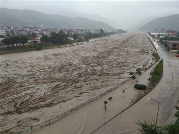 Foto - Karadeniz'de sel felaketi! Suyun yüksekliği 4 metreyi buldu! Haber alınamayan yerler var