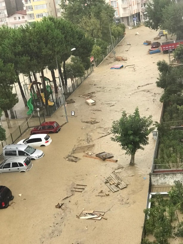 Foto - Karadeniz'de sel felaketi! Suyun yüksekliği 4 metreyi buldu! Haber alınamayan yerler var