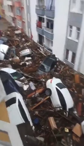 Foto - Karadeniz'de sel felaketi! Suyun yüksekliği 4 metreyi buldu! Haber alınamayan yerler var