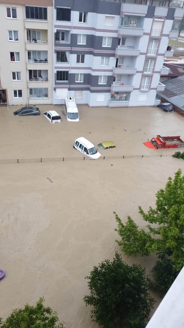 Foto - Karadeniz'de sel felaketi! Suyun yüksekliği 4 metreyi buldu! Haber alınamayan yerler var
