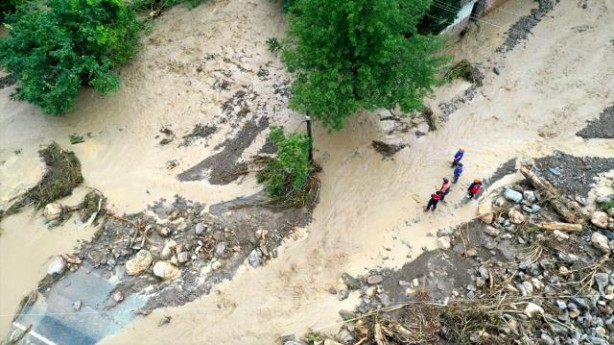 Foto - Karadeniz'de sel felaketi! Suyun yüksekliği 4 metreyi buldu! Haber alınamayan yerler var