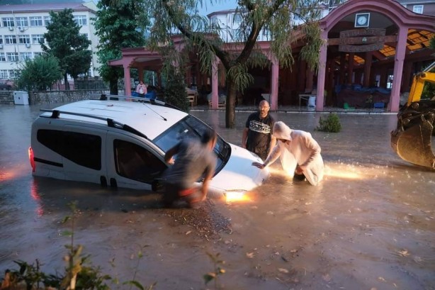 Foto - Karadeniz'de sel felaketi! Suyun yüksekliği 4 metreyi buldu! Haber alınamayan yerler var