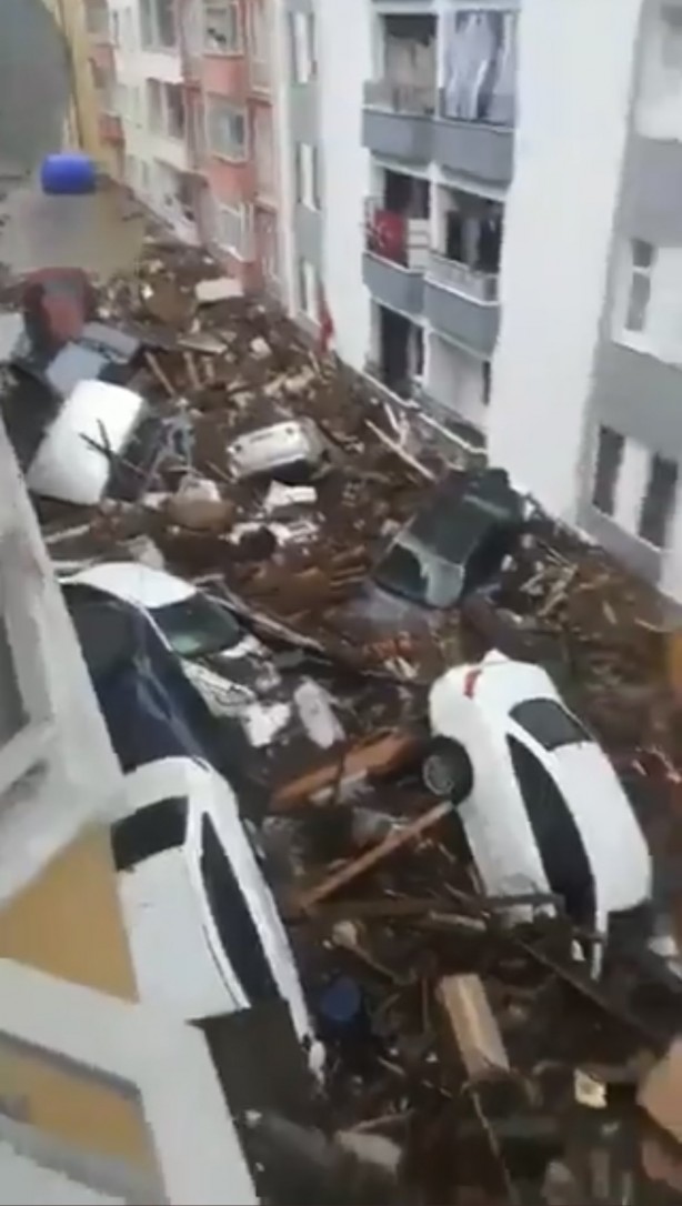 Foto - Karadeniz'de sel felaketi! Suyun yüksekliği 4 metreyi buldu! Haber alınamayan yerler var
