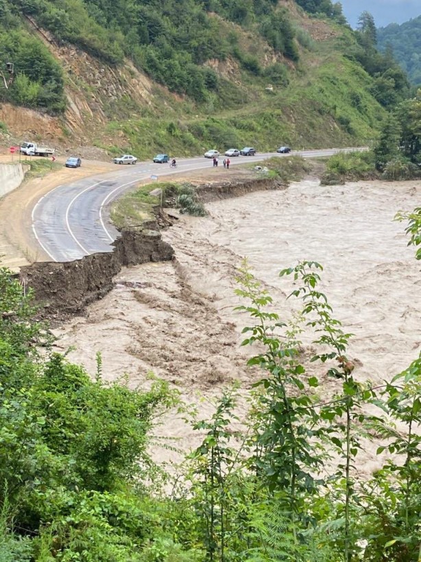 Foto - Karadeniz'de sel felaketi! Suyun yüksekliği 4 metreyi buldu! Haber alınamayan yerler var