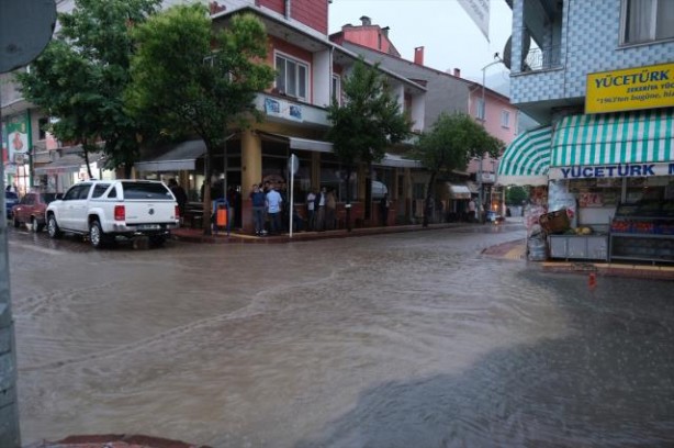 Foto - Karadeniz'de sel felaketi! Suyun yüksekliği 4 metreyi buldu! Haber alınamayan yerler var