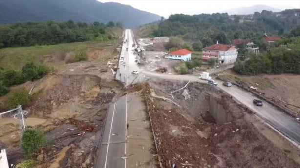 Foto - Karadeniz'de sel felaketi! Suyun yüksekliği 4 metreyi buldu! Haber alınamayan yerler var