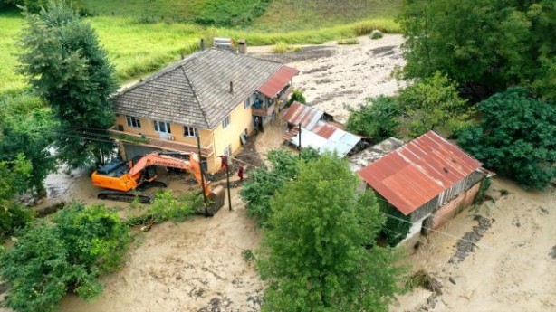 Foto - Karadeniz'de sel felaketi! Suyun yüksekliği 4 metreyi buldu! Haber alınamayan yerler var