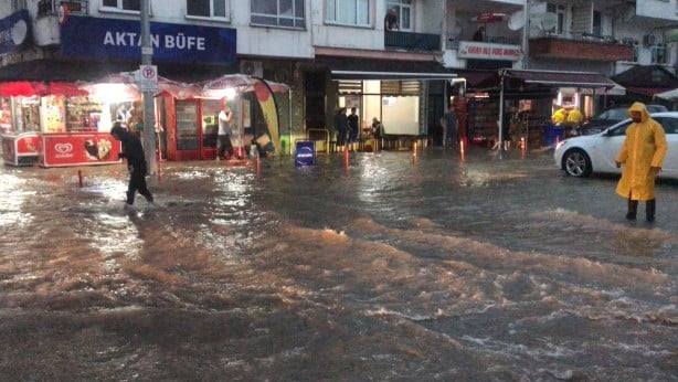 Foto - Karadeniz'de sel felaketi! Suyun yüksekliği 4 metreyi buldu! Haber alınamayan yerler var