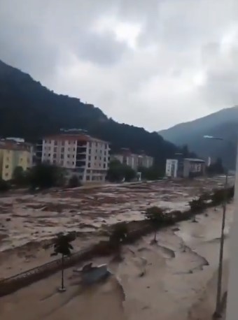Foto - Karadeniz'de sel felaketi! Suyun yüksekliği 4 metreyi buldu! Haber alınamayan yerler var