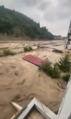 Foto - Karadeniz'de sel felaketi! Suyun yüksekliği 4 metreyi buldu! Haber alınamayan yerler var