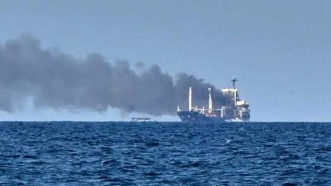 Foto - Karadeniz'de sıcak saatler! İHA'lar gemiyi vurdu