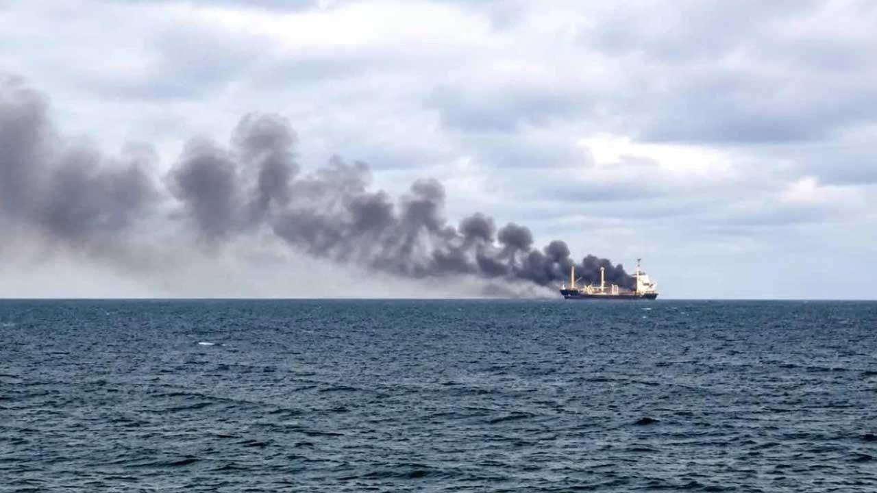 Foto - Karadeniz'de sıcak saatler! İHA'lar gemiyi vurdu