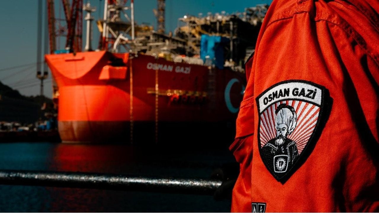 Foto - Karadeniz’de tarihi gün! Türkiye’nin yüzer enerji kalesi Osman Gazi gümbür gümbür yola çıkıyor